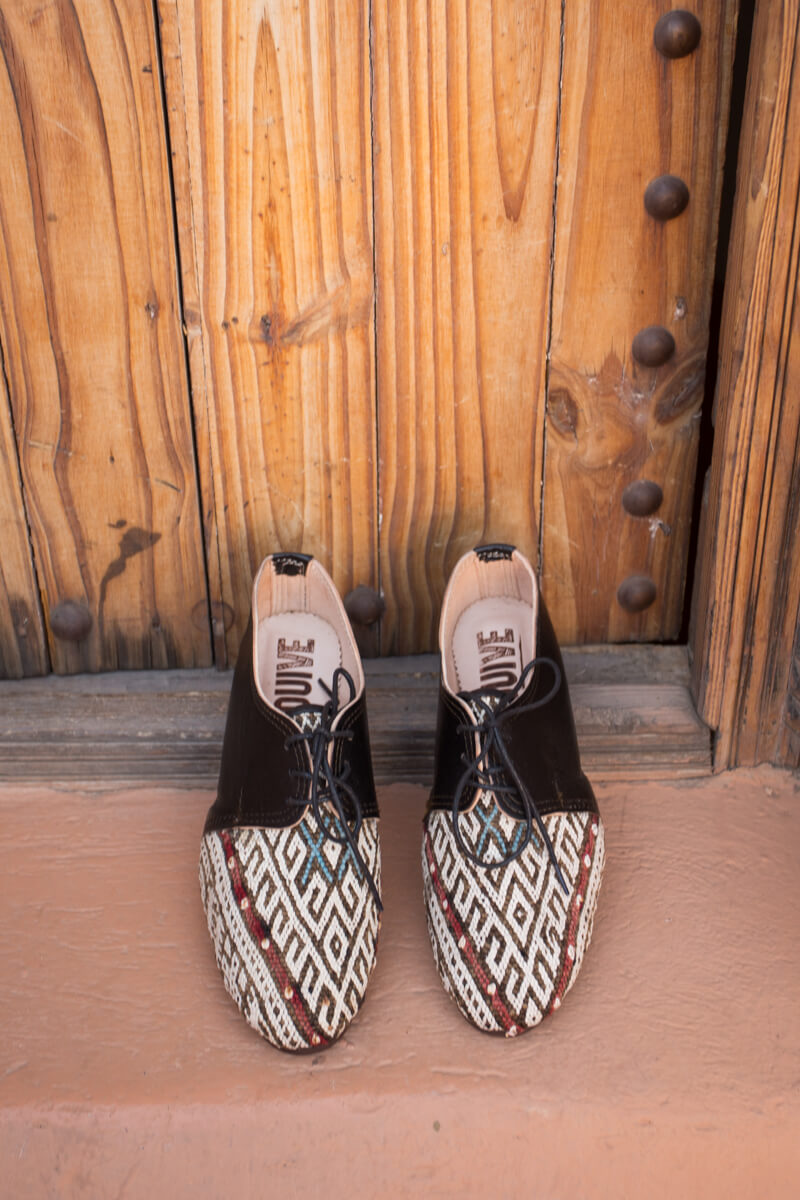 http://ouive.com/cdn/shop/files/001S02-9_Rug-Shoes-Lace-up-Leather-kilim-carpet-white-red-blue-OUIVE-02_tny.jpg?v=1693657818