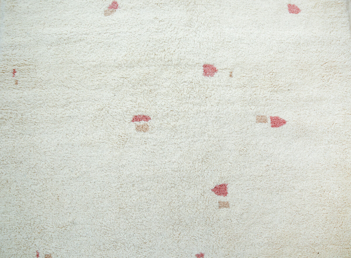 PEBBLE Natural White Moroccan Wool Rug - Rose + Champagne Blush - 4'9" x 7'4"
