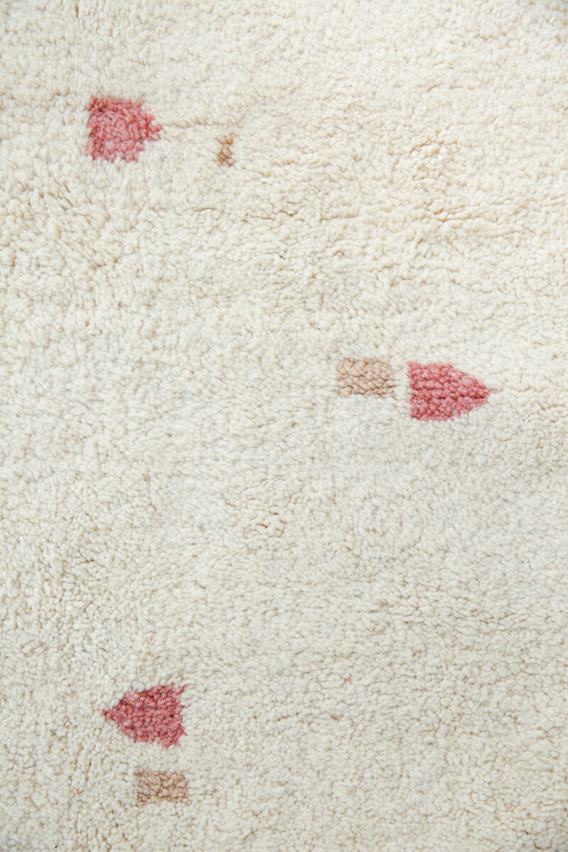 PEBBLE Natural White Moroccan Wool Rug - Rose + Champagne Blush - 4'9" x 7'4"