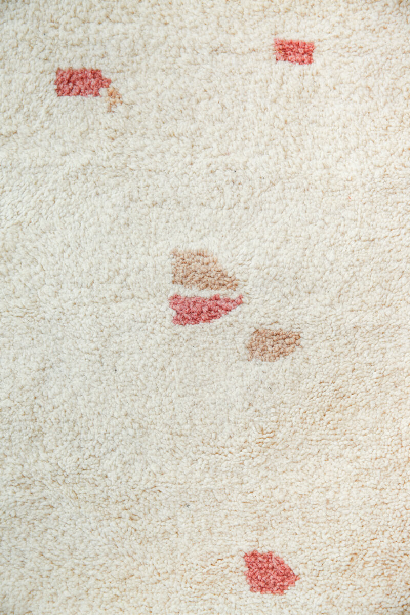 PEBBLE Natural White Moroccan Wool Rug - Rose + Champagne Blush - 4'9" x 7'4"