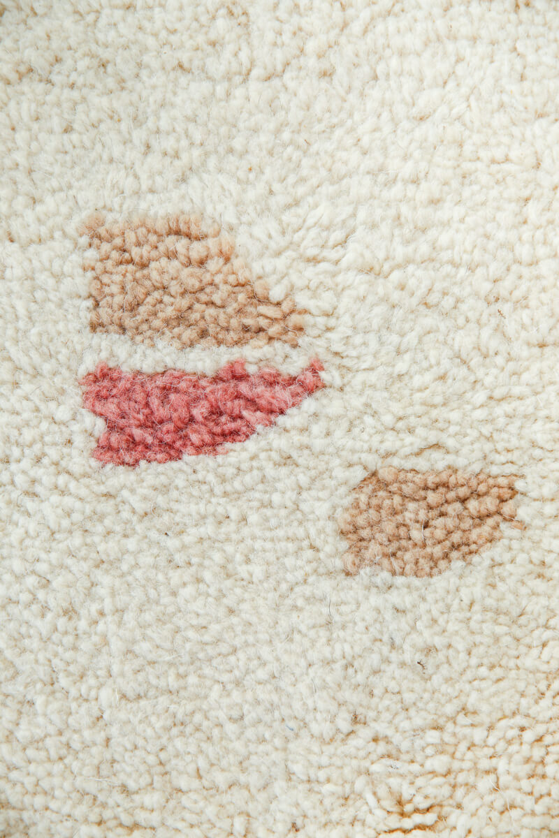 PEBBLE Natural White Moroccan Wool Rug - Rose + Champagne Blush - 4'9" x 7'4"