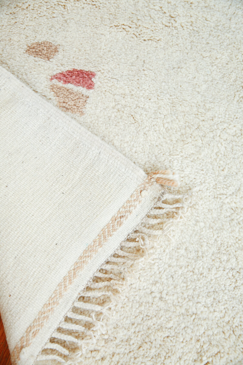 PEBBLE Natural White Moroccan Wool Rug - Rose + Champagne Blush - 4'9" x 7'4"
