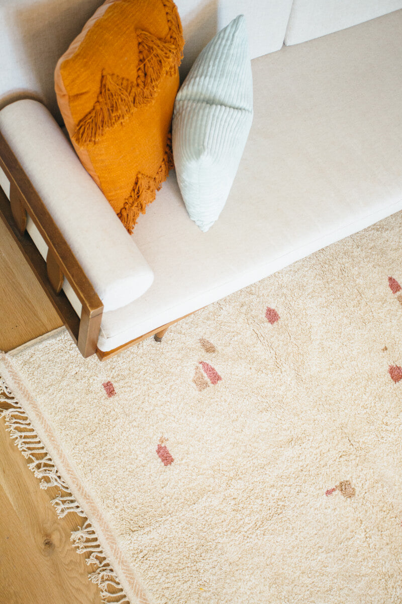 PEBBLE Natural White Moroccan Wool Rug With Beige and Rose Pebble Pattern