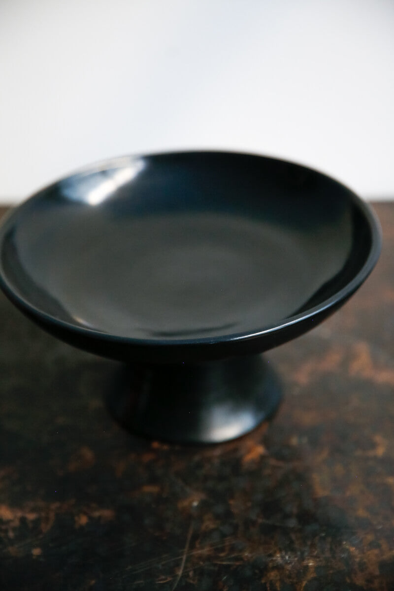 http://ouive.com/cdn/shop/products/CC009-Black-Tadelakt-Large-Fruit-Bowl-Chabi-Chic-02_tny.jpg?v=1612653952