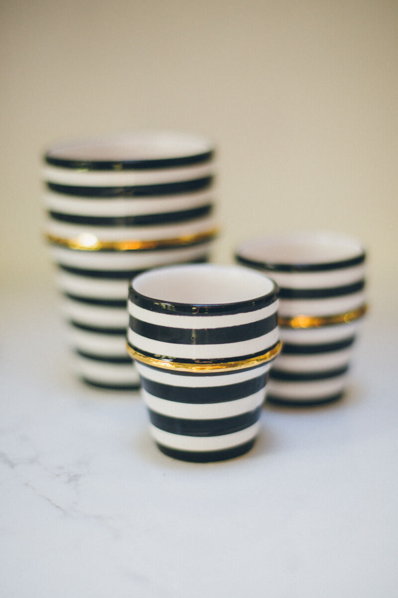 http://ouive.com/cdn/shop/products/CC015-4oz-10oz-Chabi-Chic-Black-white-12-carat-gold-stripe-coffee-tea-espresso-handless-cups-Ceramic-Handmade-Ouive-04_tny.jpg?v=1635203130