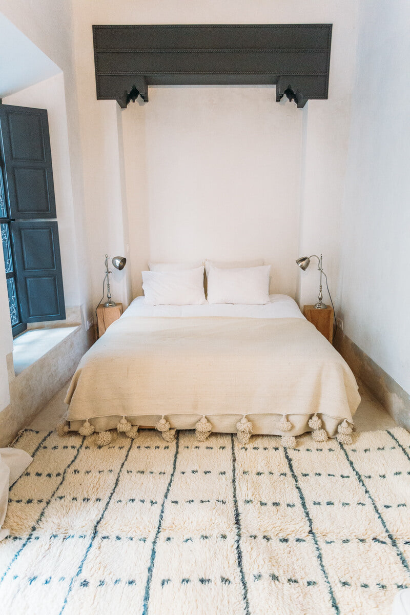 White Contemporary Moroccan Wool Rug white and grey