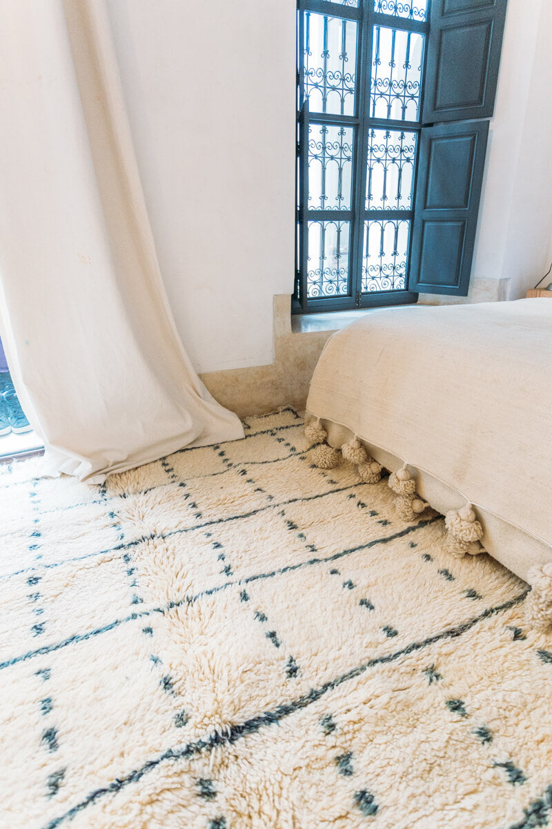 GRAPH RULED White Contemporary Moroccan Wool Rug with Slate Blue/Grey Lines - 8'10" x 5'9" ft