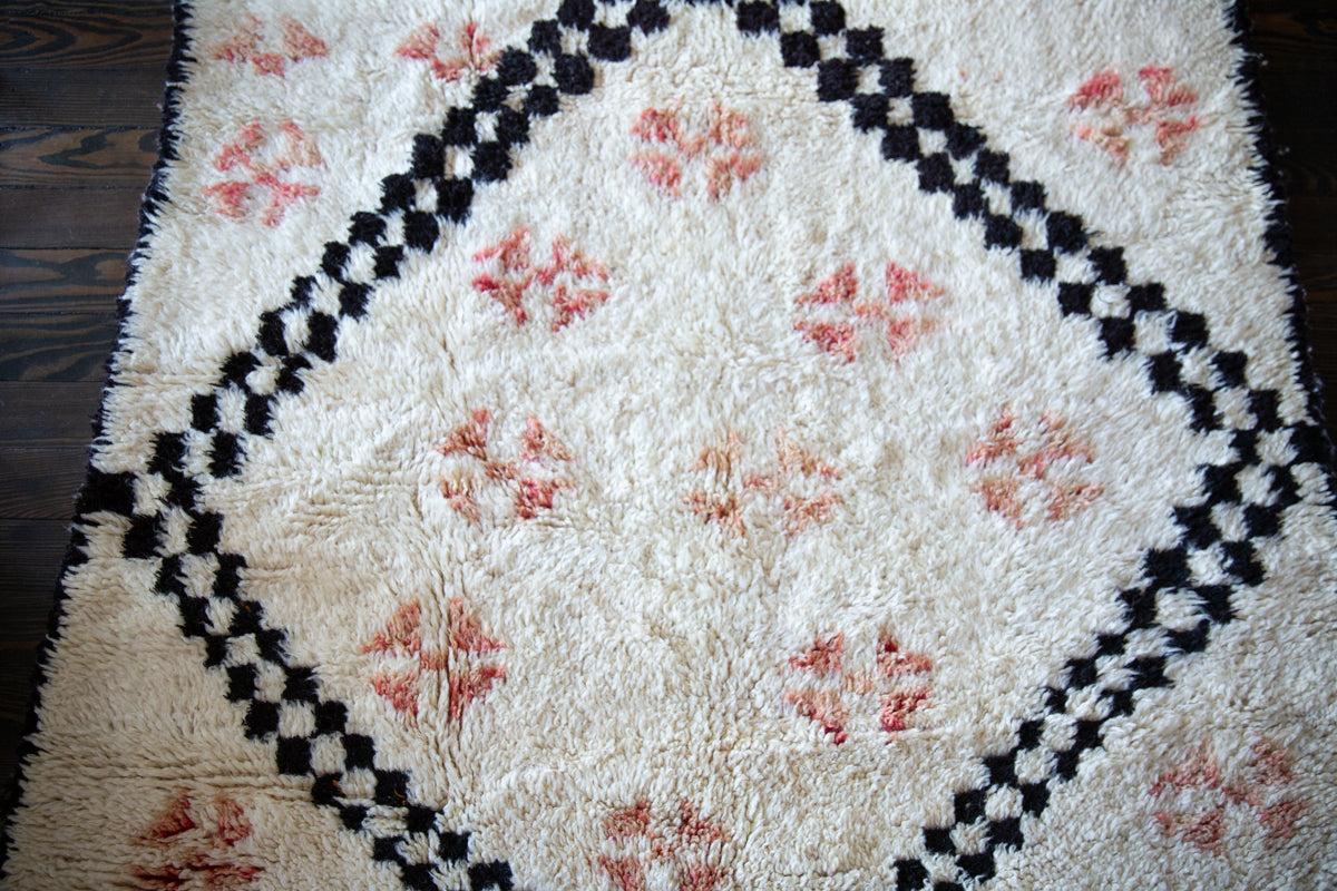 White with Black and Salmon Vintage Marmoucha Moroccan Rug - 8&#39;11&quot; x 4&#39;11&quot;