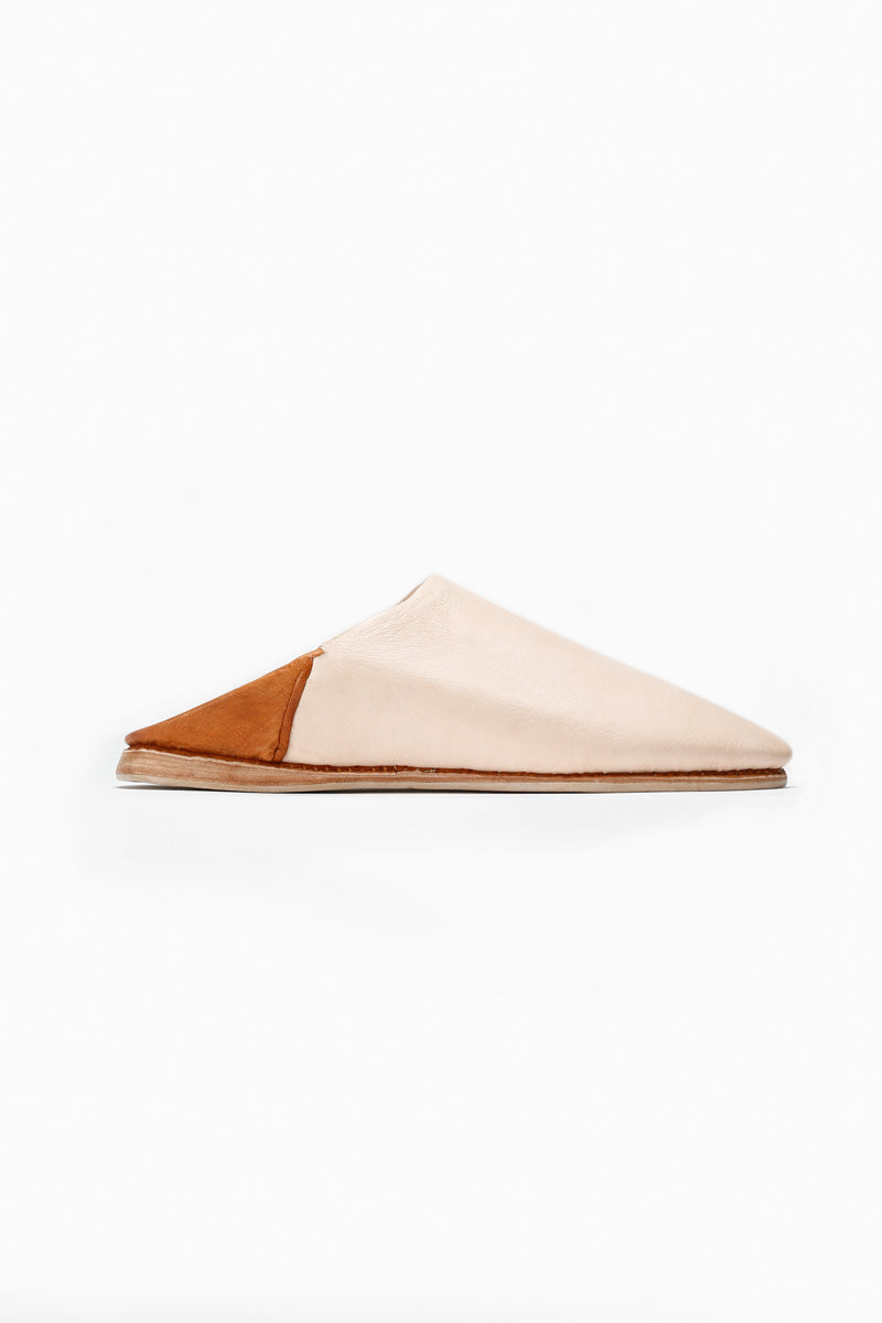 Side profile view of Ouive Unisex House Shoe in Light Natural undyed leather with Tan brown heel