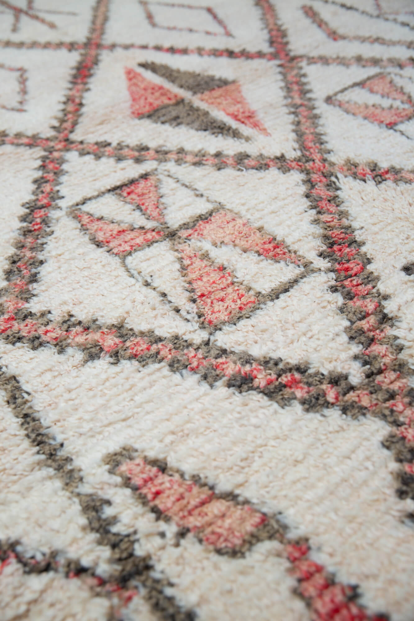 AUGUST 11 - Natural White, Brown &amp; Rose Marmoucha Moroccan Rug - 9&#39;2 x 4&#39;9&quot;
