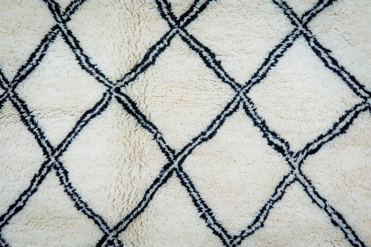 close up of natural white and black lattice pattern benui Ourain Moroccan rug