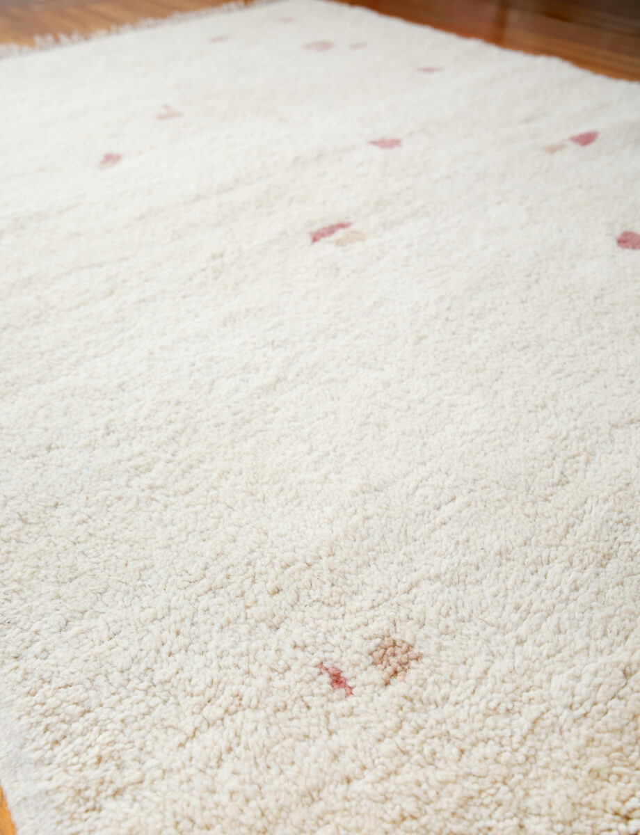 PEBBLE Natural White Moroccan Wool Rug - Rose + Champagne Blush - 4&#39;9&quot; x 7&#39;4&quot;