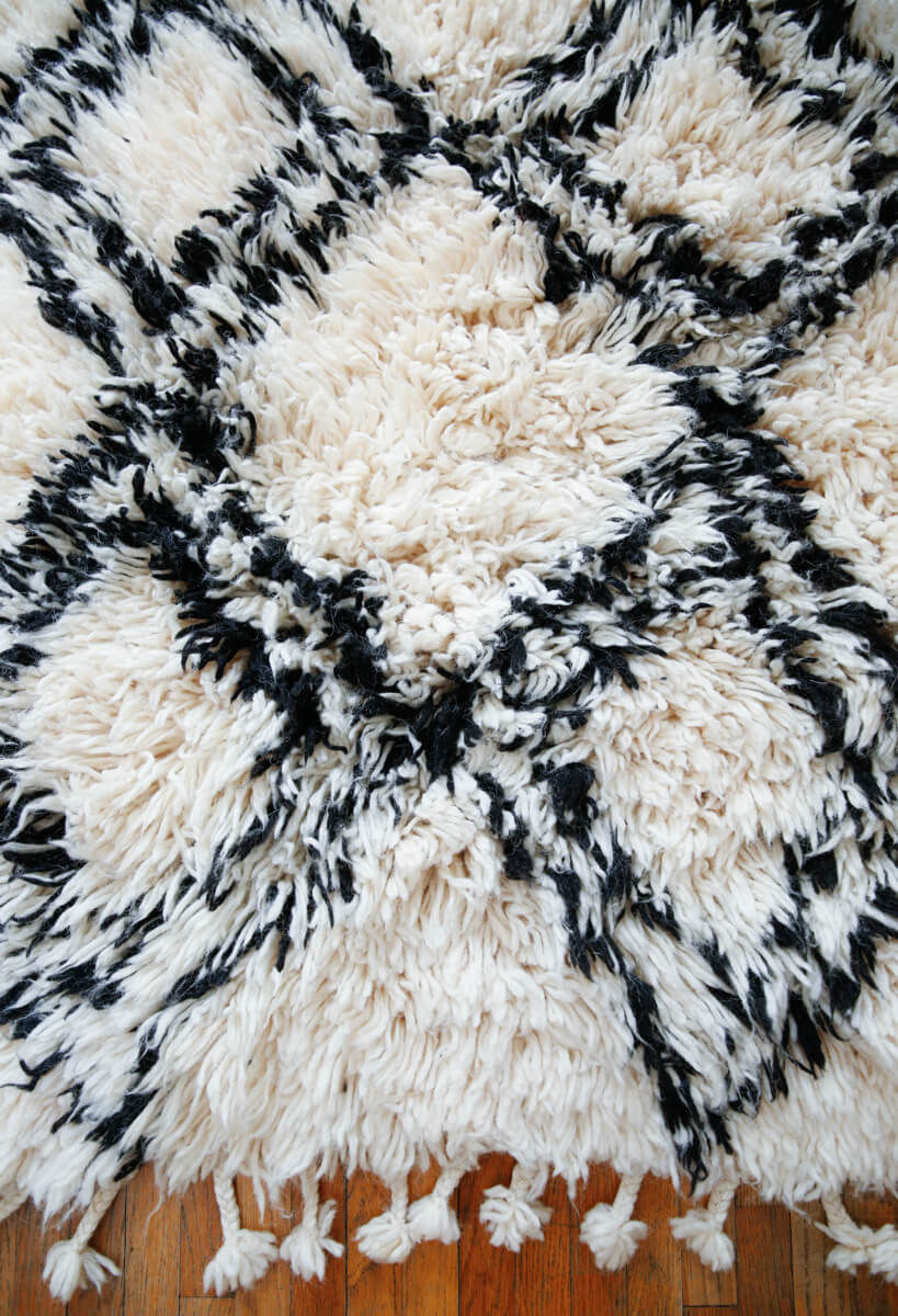 Mini Shag Rug Beni Mini White Shag Rug with Black Diamond Pattern - 3'2 x 3'4 – OUIVE